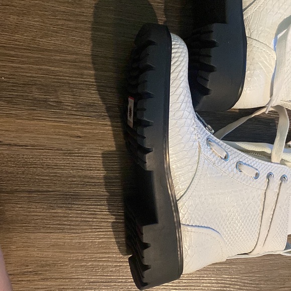 [Size: 9] UGGS White Combat Boot - Picture 7 of 7